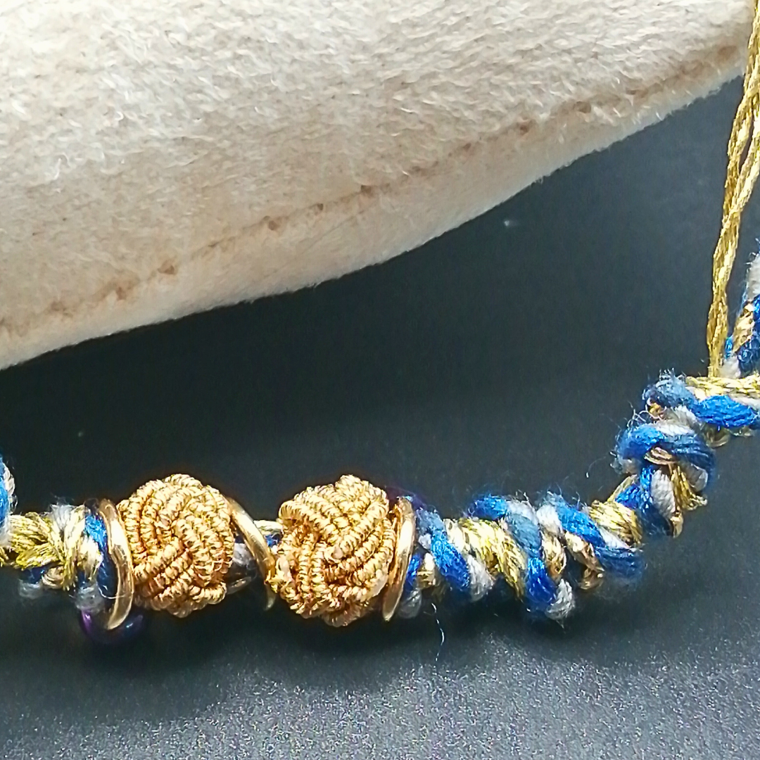 Bracelet fil bleu et or breloques